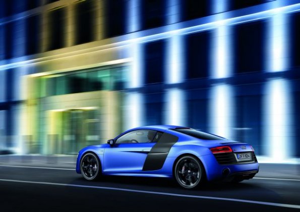 Fahraufnahme mit dem Audi R8 V10 Plus Farbe: Sepangblau