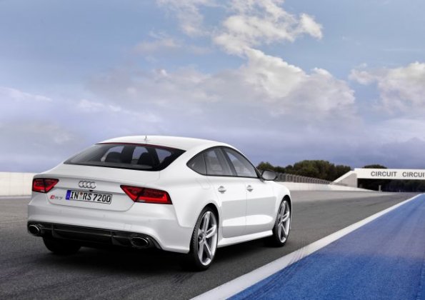 Eine Außenaufnahme mit dem Audi RS 7 zeigt dessen Heck