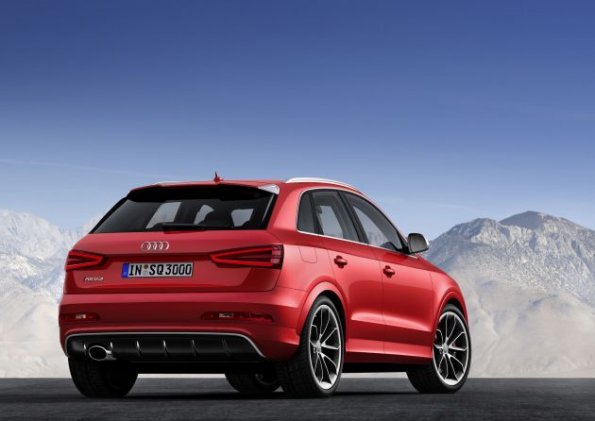 Ein Blick auf die Heckpartie am Audi RS Q3 Farbe: Misanorot