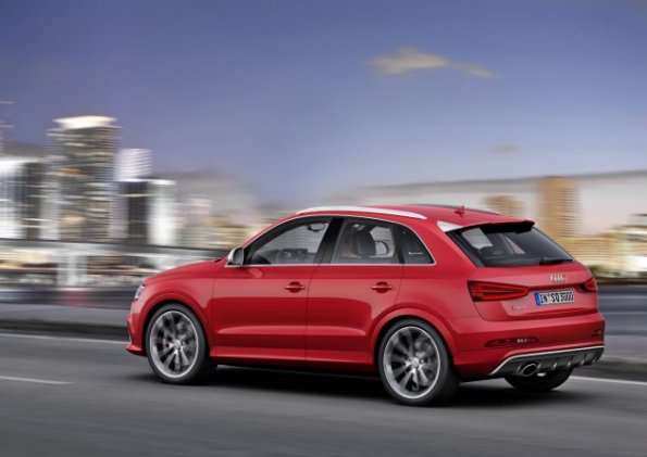 Die Seitenpartie des Audi RS Q3 Farbe: Misanorot