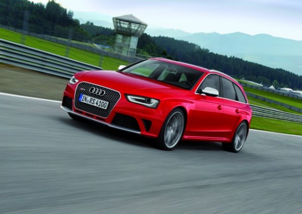 Eine Fahraufnahme des Audi RS4 Avant zeigt die Frontpartie 