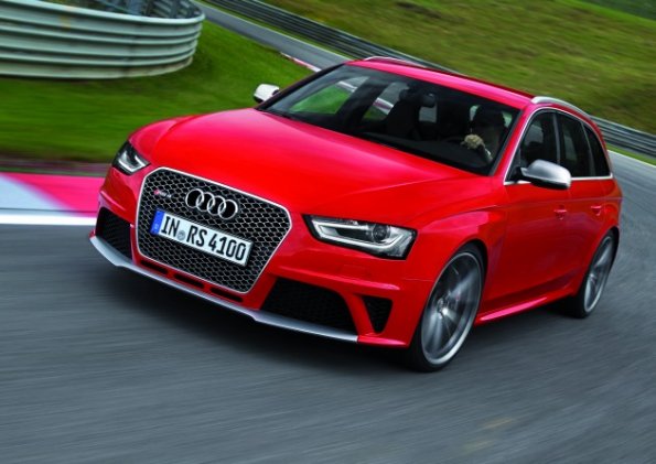 Der Audi RS4 Avant in der Frontansicht 