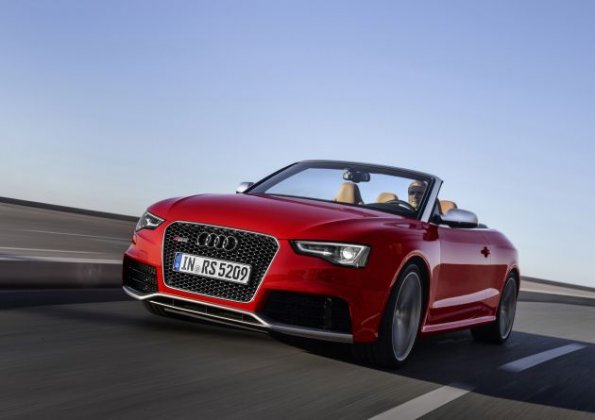 Das Audi RS5 Cabrio in der Frontansicht Farbe: Misanorot