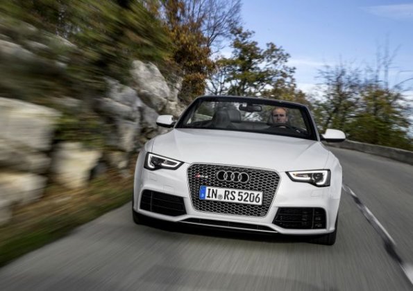 Die Fahrzeugfront des Audi RS5 Cabrio Farbe: Misanorot