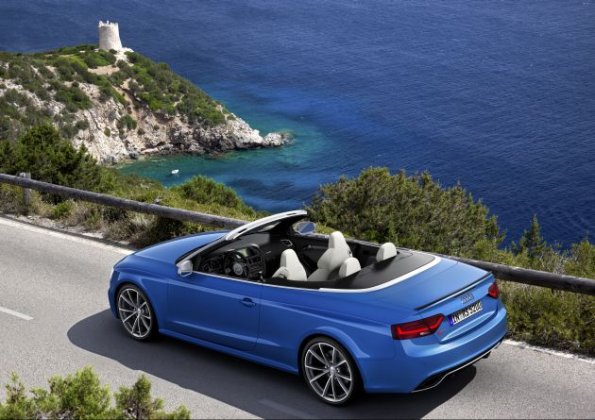 Das Audi RS5 Cabriolet  von schräg oben aufgenommen Farbe: Arablau Kristalleffekt