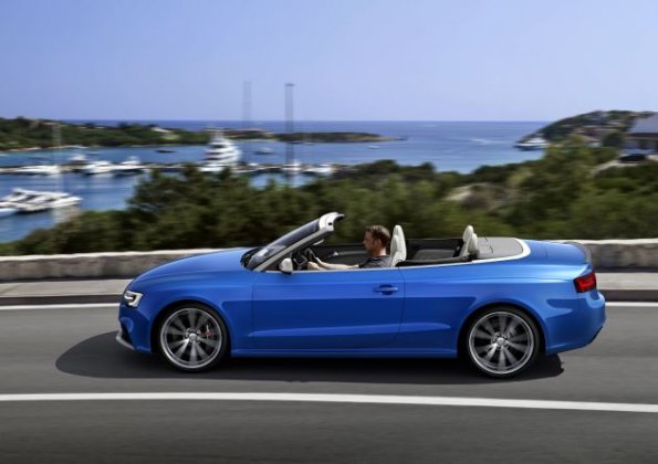 Das Audi RS5 Cabriolet  im Profil Farbe: Arablau Kristalleffekt