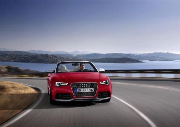 Die Fahrzeugfront des Audi RS5 Cabriolet Farbe: Misanorot