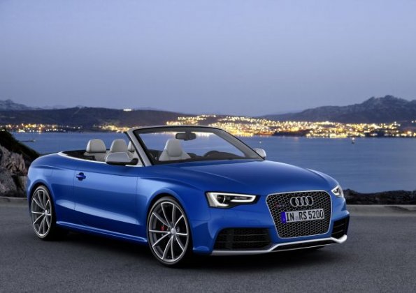 Das Audi RS5 Cabriolet  in der Front- und Seitenansicht Farbe: Arablau Kristalleffekt