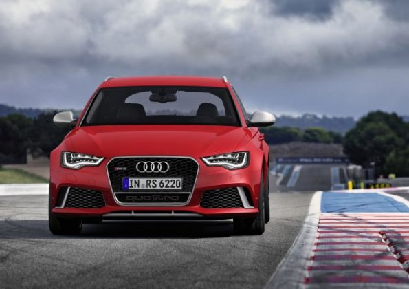 Die Fahrzeugfront am Audi RS6 Avant Farbe: Misanorot