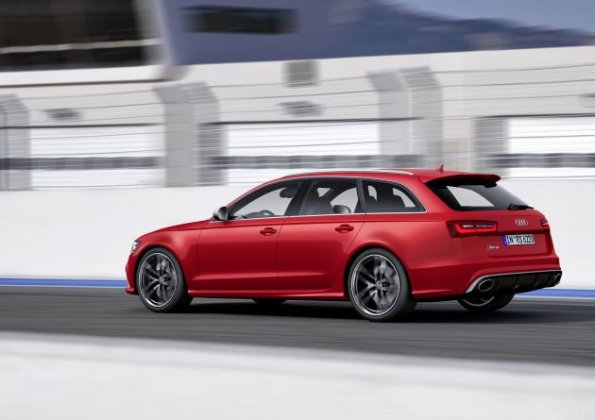 Die Seitenpartie des Audi RS6 Avant Farbe: Misanorot