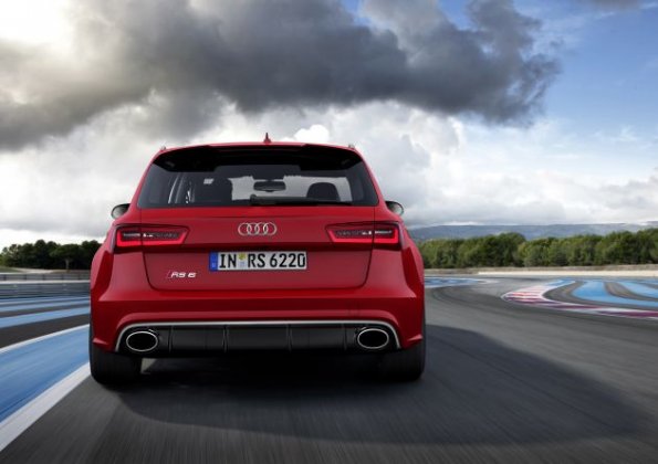 Das Heck des Audi RS6 Avant Farbe: Misanorot