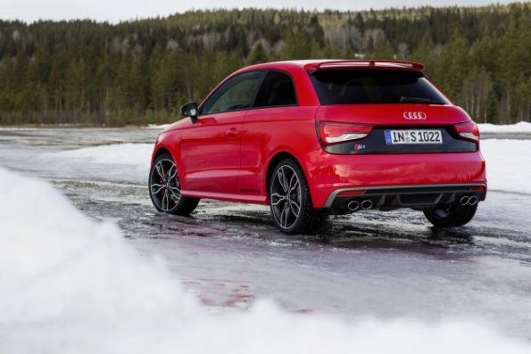 Standaufnahme des Audi S1, Farbe: Misanorot