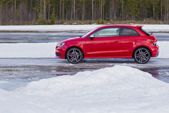 Die Seitenansicht des Audi S1, Farbe: Misanorot