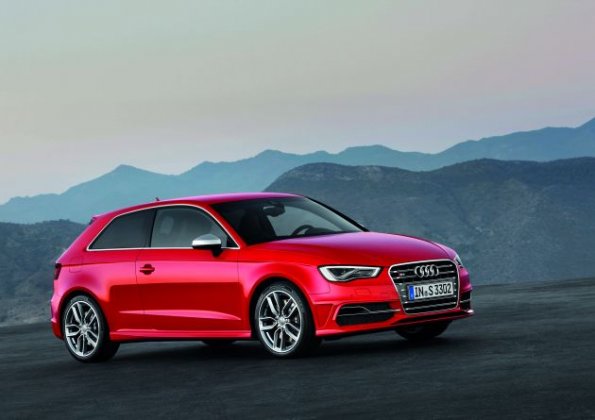 Front- und Seitenansicht des Audi S3 Farbe: Misanorot