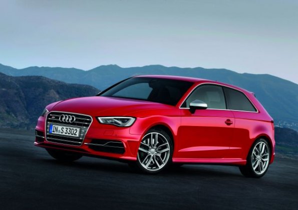 Die Fahrzeugfront des Audi S3 Farbe: Misanorot