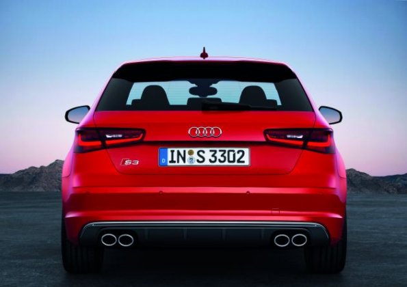 Das Fahrzeugheck des Audi S3 Farbe: Misanorot