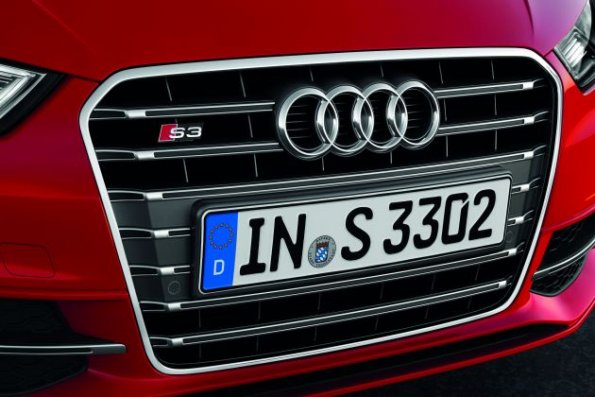 Eine Detailaufnahme des Audi S3  Farbe: Misanorot