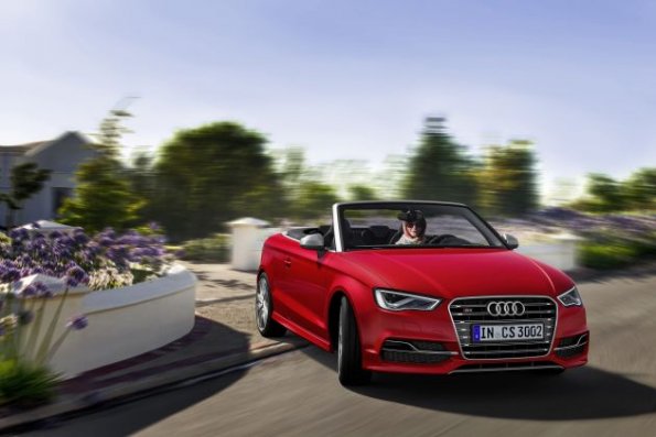 Fahraufnahme mit der Frontansicht des Audi S3 Cabriolet, Farbe: Misanorot