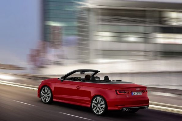 Fahraufnahme des Audi S3 Cabriolet, Farbe: Misanorot