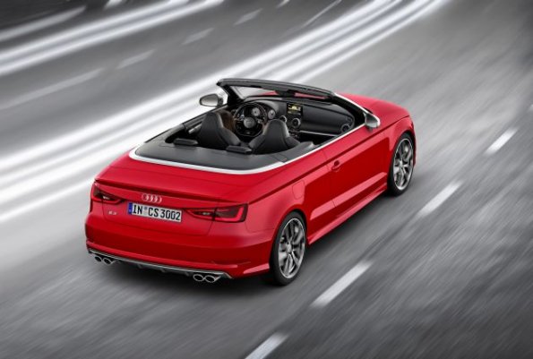 Ein Blick von schräg oben auf das Audi S3 Cabriolet mit offenem Verdeck