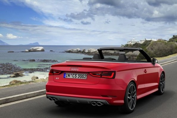 Die Heckpartie des Audi S3 Cabriolet, Farbe: Misanorot, Verbrauchsangaben Audi S3 Cabriolet: Kraftstoffverbrauch kombiniert in l/100 km: 7,1; CO2-Emission kombiniert in g/km: 165