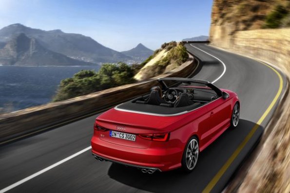 Fahraufnahme mit dem Audi S3 Cabriolet Farbe: Misanorot