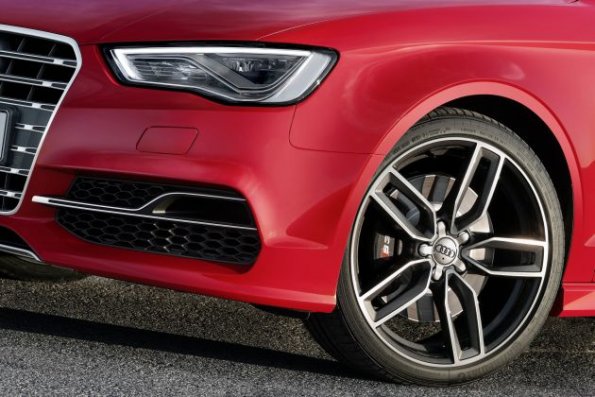 Ein Fahrzeugdetail am Audi S3 Farbe: Misanorot Perleffekt