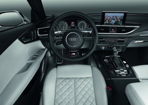 Der Arbeitsplatz des Fahrers im Audi S7 Sportback