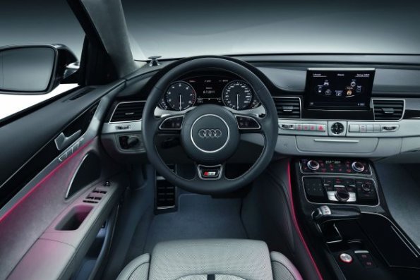 Das Cockpit im Audi S8