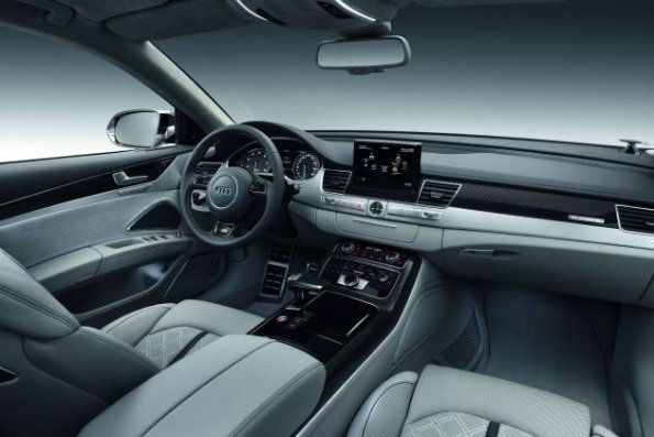 Die Armaturentafel im Audi S8