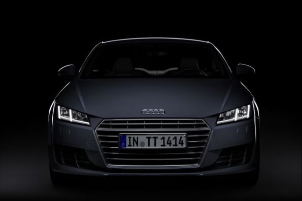 Ein Blick von vorn auf den Audi TT Coupé, hier mit Matrix LED-Scheinwerfern