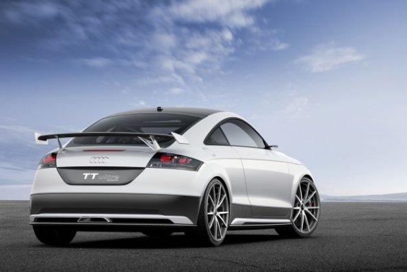 Standaufnahme mit der Heckpartie des Audi TT Ultra Quattro Concept  Farbe: Kristall-Weiss