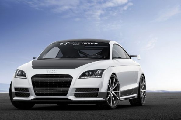 Standaufnahme mit der Fahrzeugfront des Audi TT Ultra Quattro Concept  Farbe: Kristall-Weiss