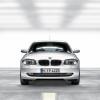 Frontansicht des BMW 1er: Unter der Motorhaube werkeln seit 2007 die Triebwerke, die mit EfficienceDynamics sowohl zum Spritsparen als auch zur Leistungssteigerung veredelt worden sind. 