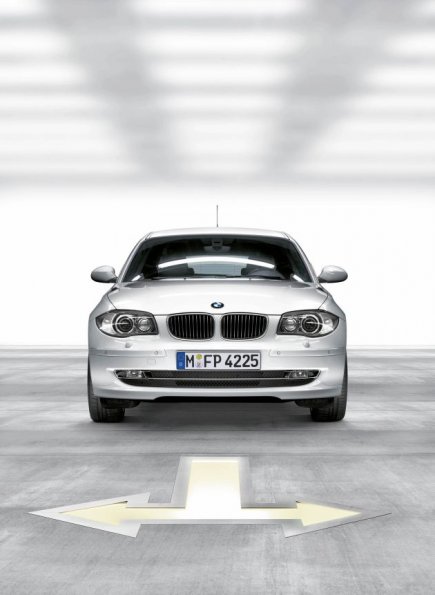 Frontansicht des BMW 1er: Unter der Motorhaube werkeln seit 2007 die Triebwerke, die mit EfficienceDynamics sowohl zum Spritsparen als auch zur Leistungssteigerung veredelt worden sind. 