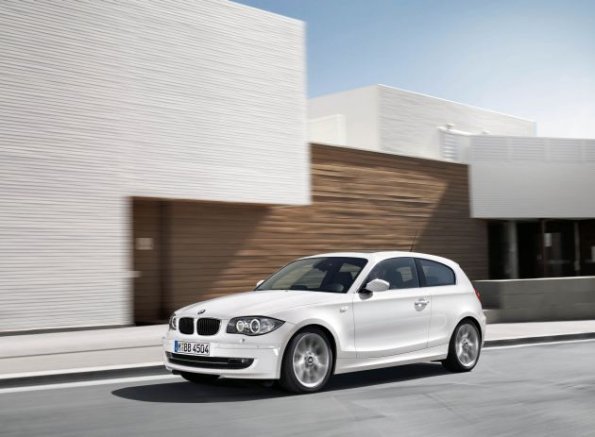 Der BMW 1er in der Front- / Seitenansicht. 