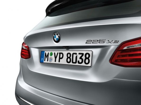 Das Fahrzeugheck des BMW 225xe