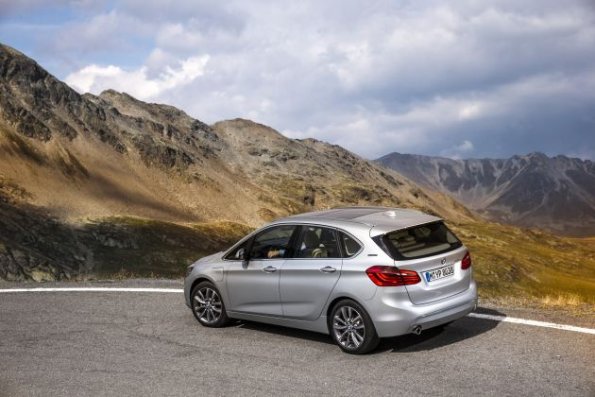 Heck- und Seitenpartie des BMW 225xe