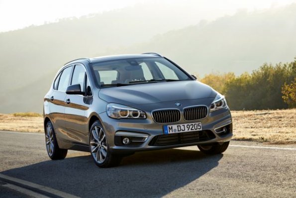 Die Fahrzeugfront des BMW 2er Active Tourer