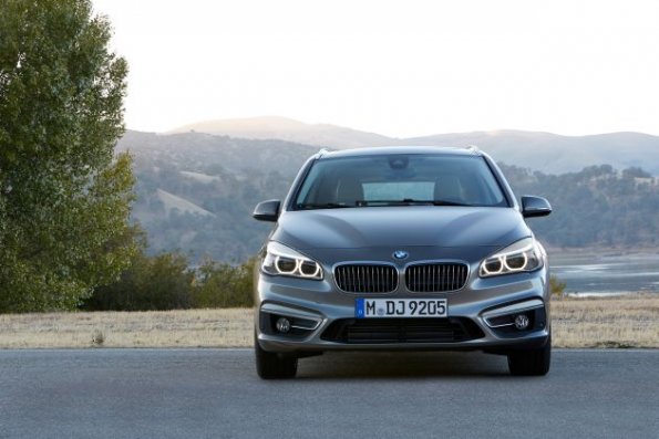 Die Fahrzeugfront des BMW 2er Active Tourer