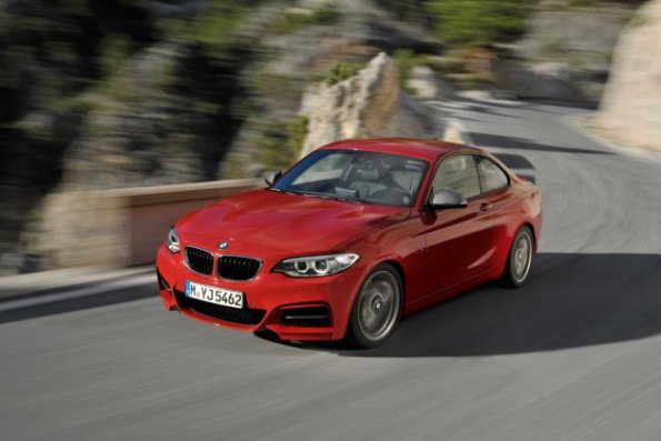 Die Frontansicht des BMW 2er Coupé