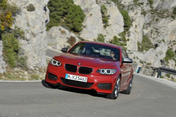 Die Fahrzeugfront des BMW 2er Coupé