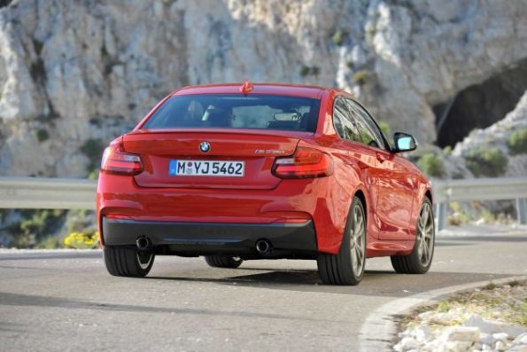 Das Fahrzeugheck des BMW 2er Coupé