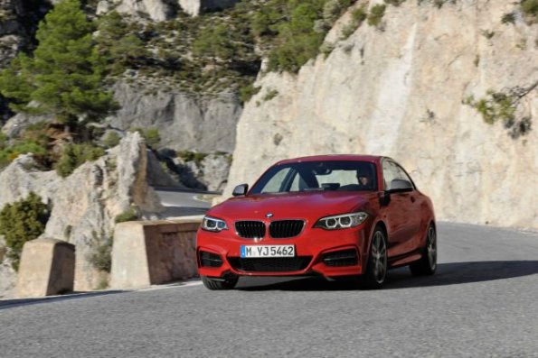 Die Frontansicht des BMW 2er Coupé