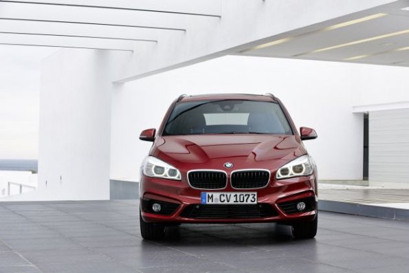 Die Fahrzeugfront des BMW 2er Gran Tourer