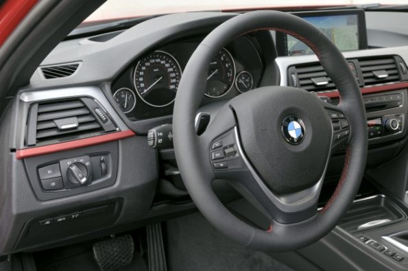 Der Arbeitsplatz des Fahrers im BMW 3er