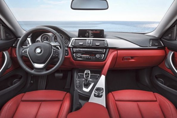 Die vorderen Sitze und die Armaturen im BMW 4er Coupé