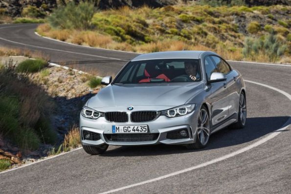 Fahraufnahme mit der Fahrzeugfront des BMW 4er Grand Coupé