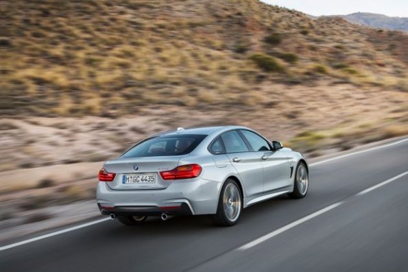 Die Heckpartie des BMW 4er Grand Coupé in einer Fahraufnahme