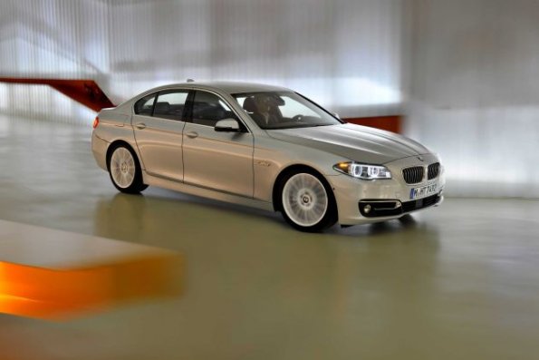 Front- und Seitenpartie des BMW 5er